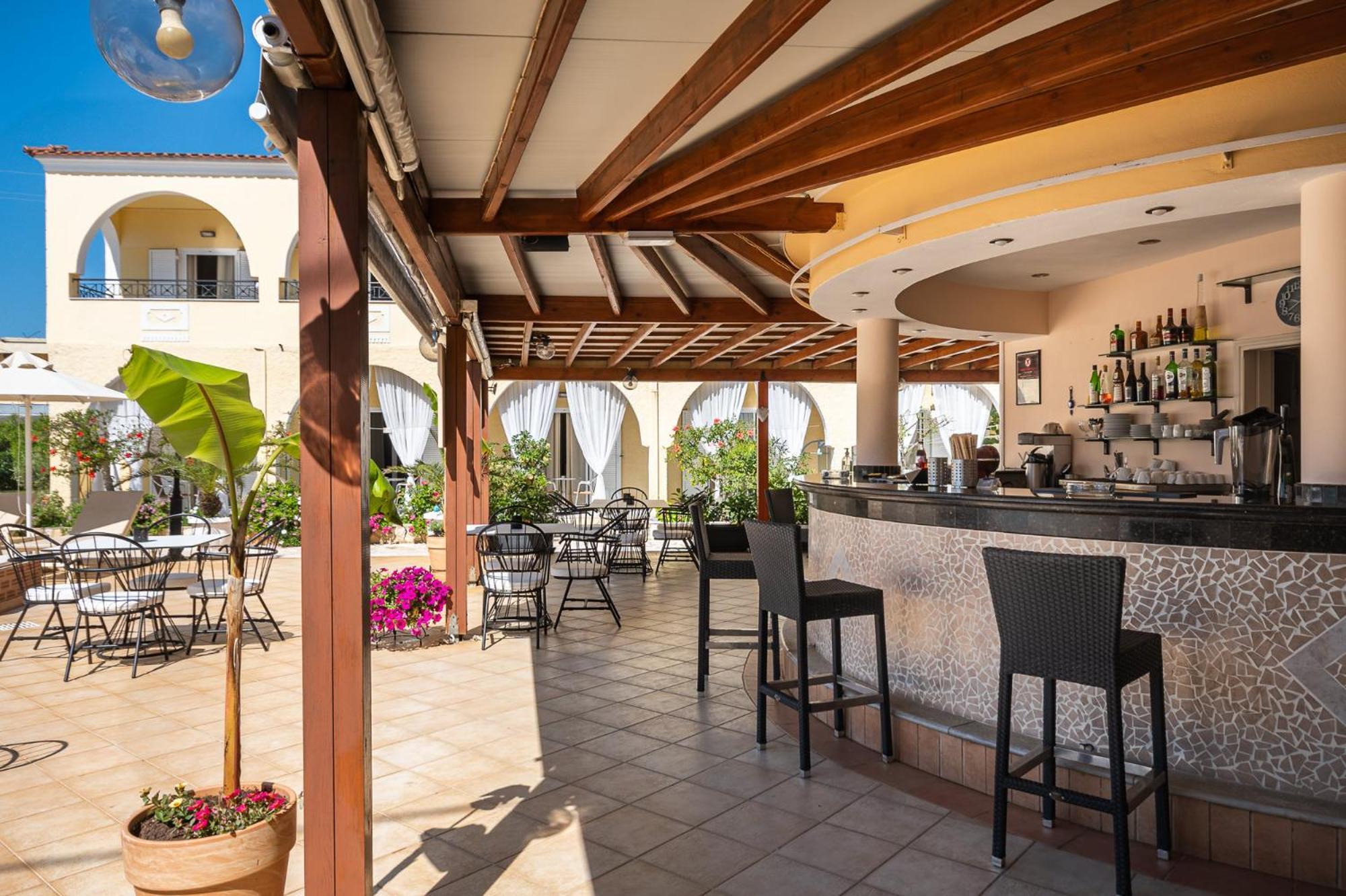 Konstantina Aparthotel Kávos